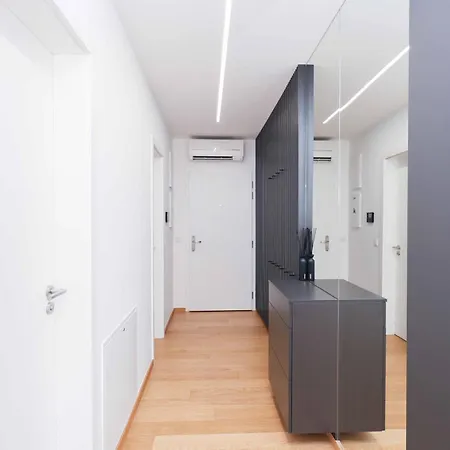 Downtown Luxe Retreat- Konventna * Bratislava