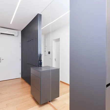 Downtown Luxe Retreat- Konventna Appartement Bratislava