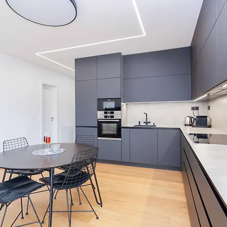 Downtown Luxe Retreat- Konventna Bratislava