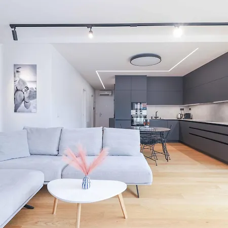 Downtown Luxe Retreat- Konventna Apartmán *